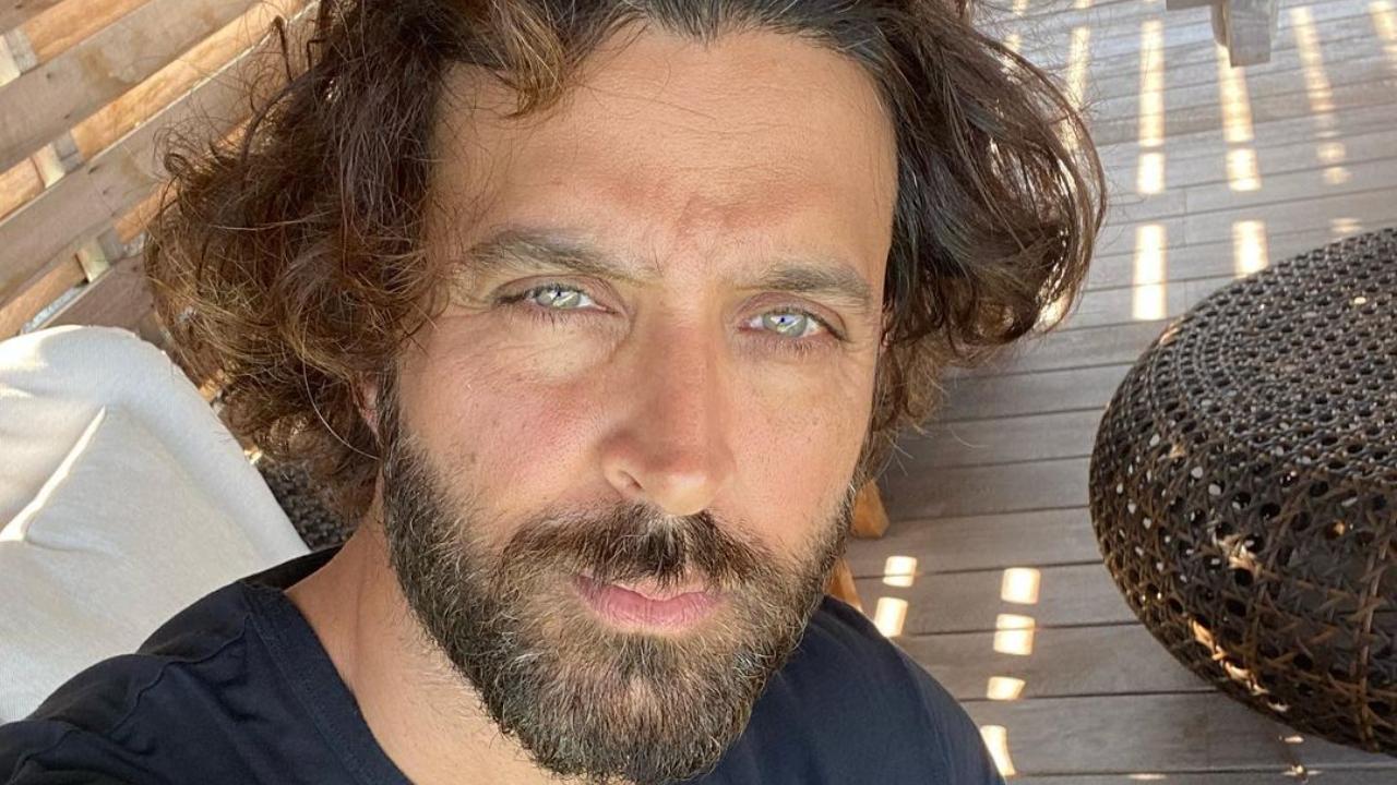 Hrithik touches fan's feet, netizens call him 'most humble superstar'